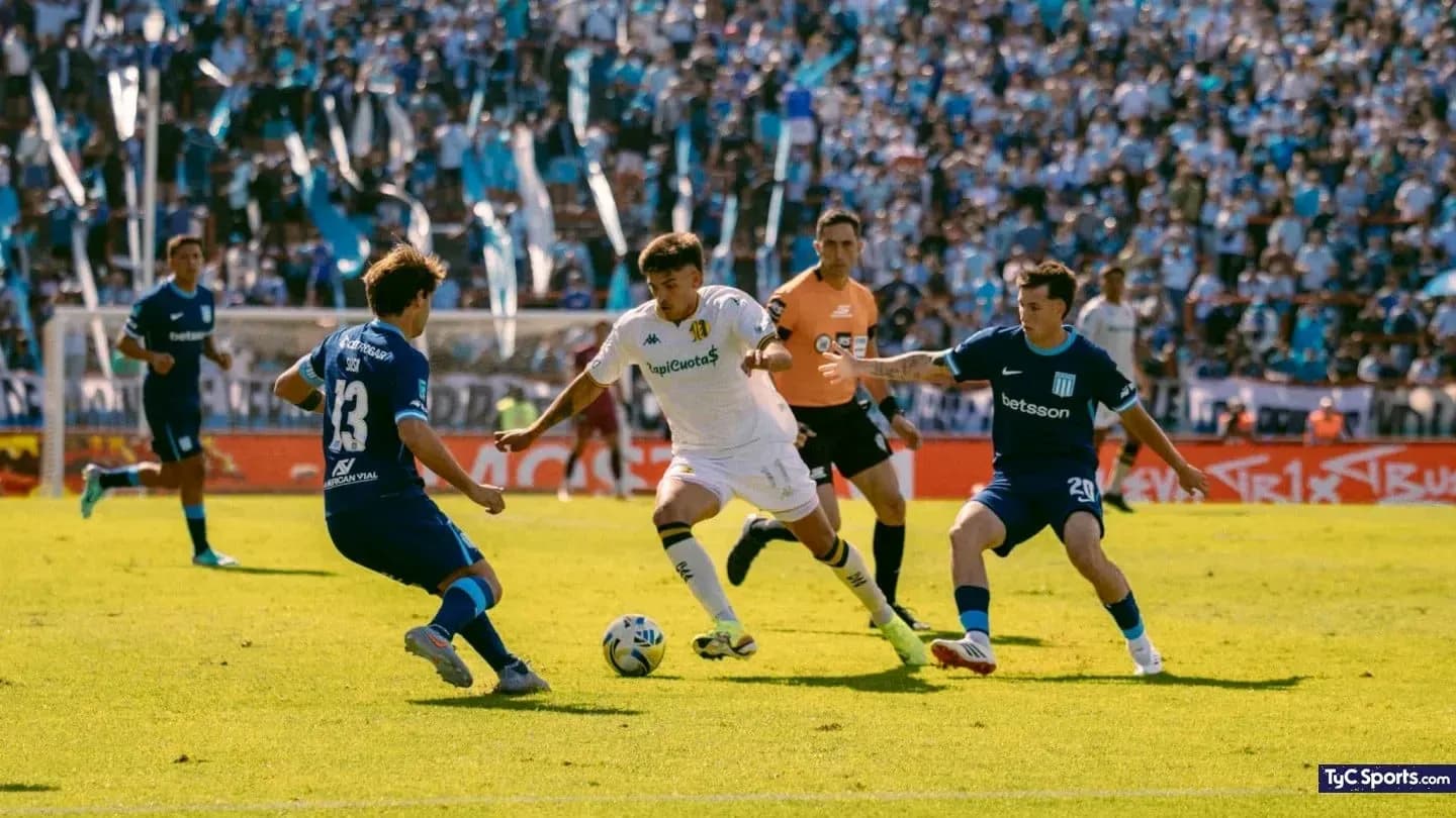 Joueurs de Racing Club et Aldosivi en action