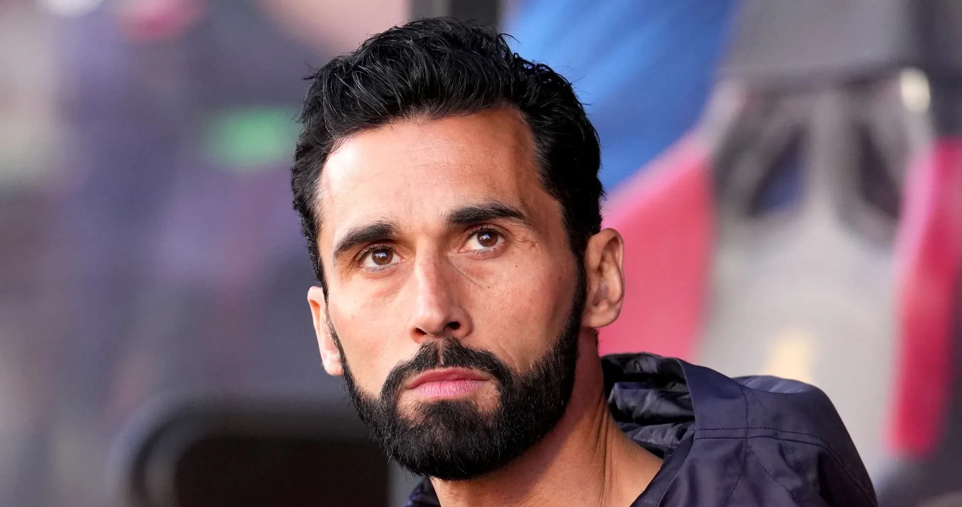 Joueur sur le banc, regardant le match