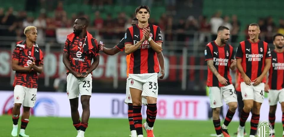 Joueurs de l'AC Milan applaudissant les supporters