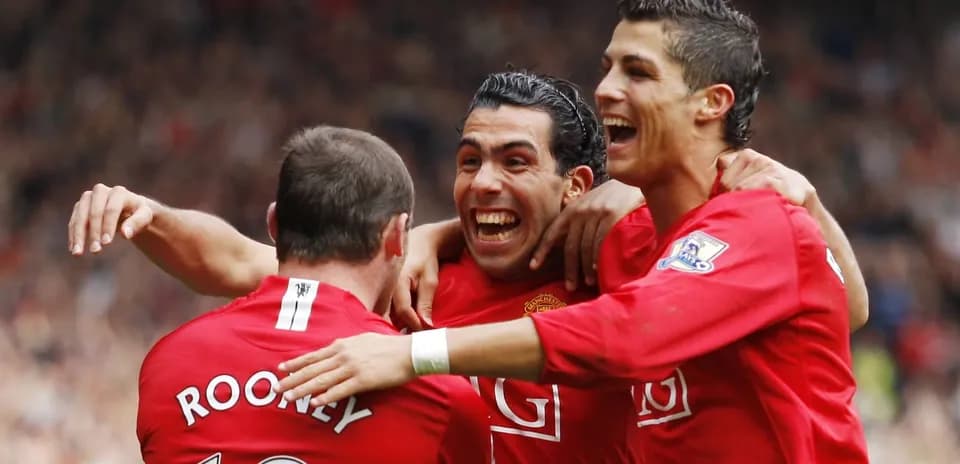 Joueurs de Manchester United célébrant un but ensemble