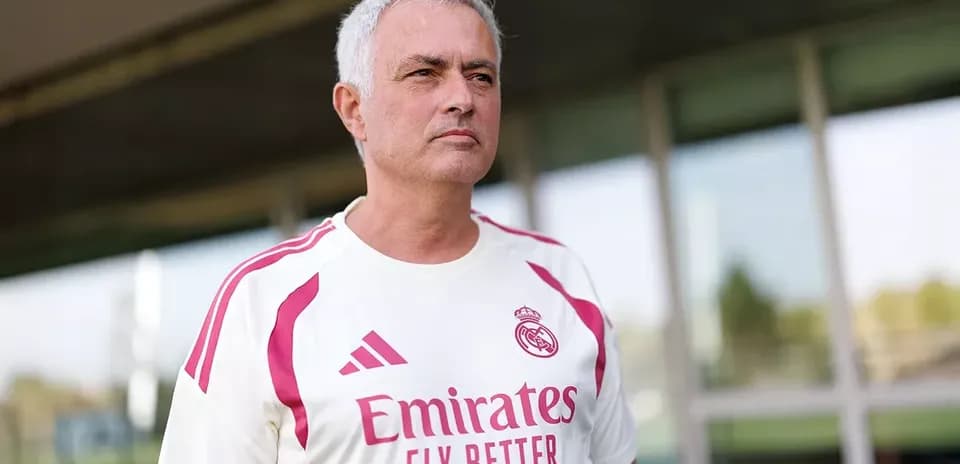 Entraîneur en tenue du Real Madrid sur le terrain