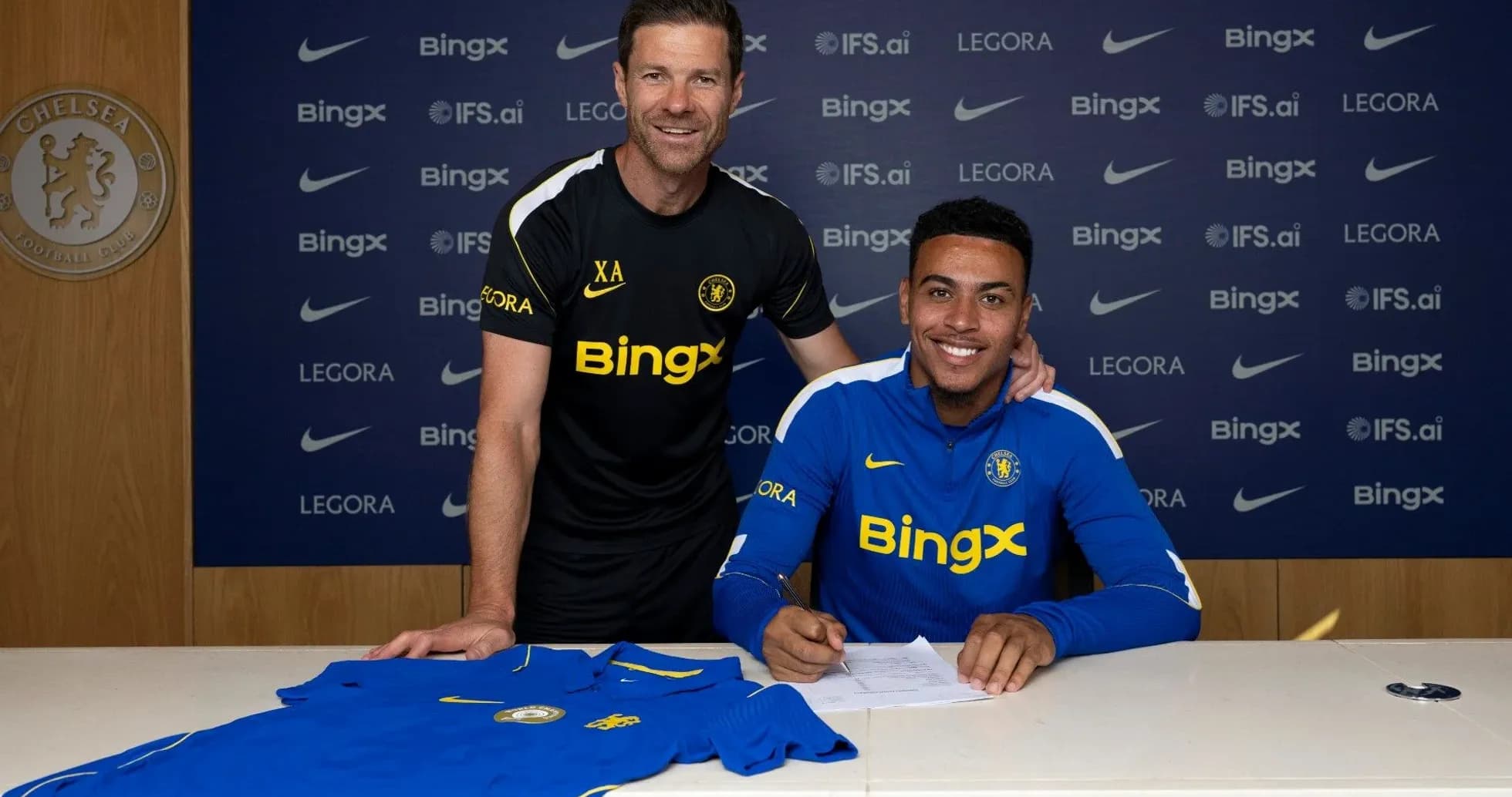 Joueur signant contrat avec entraîneur à Chelsea