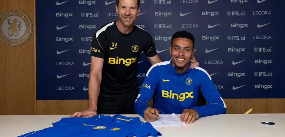 Joueur signant contrat avec entraîneur à Chelsea