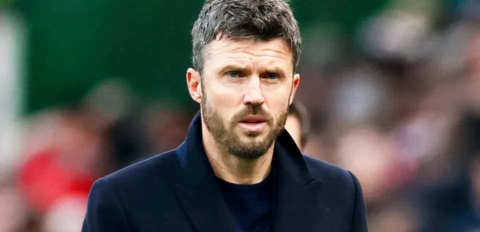 Entraîneur observant le match depuis le bord du terrain