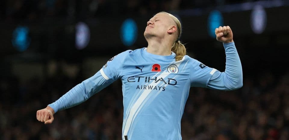 Joueur célébrant un but avec Manchester City