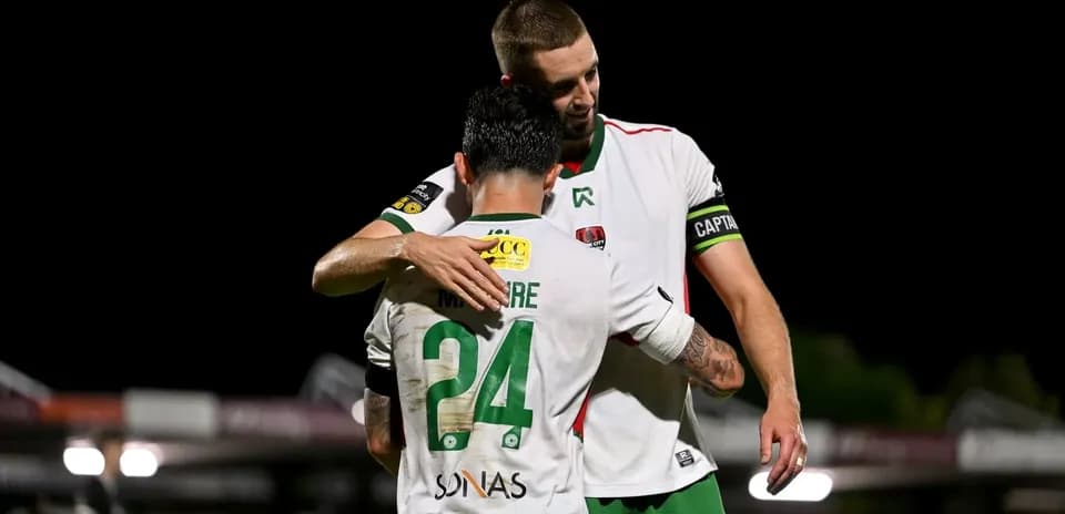 Deux joueurs se félicitent après un match