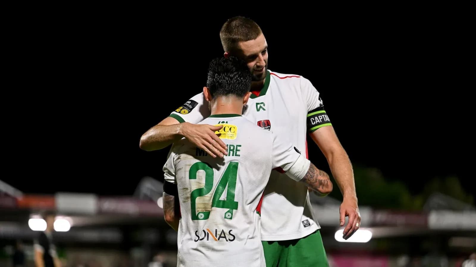 Deux joueurs se félicitent après un match