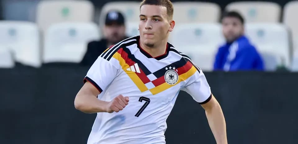 Joueur allemand portant le numéro 7 en action