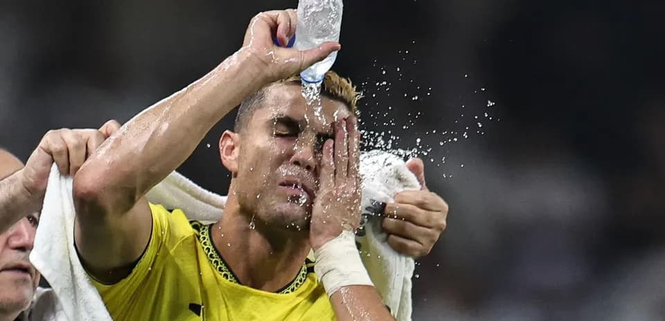 Joueur se rafraîchissant avec de l'eau pendant le match