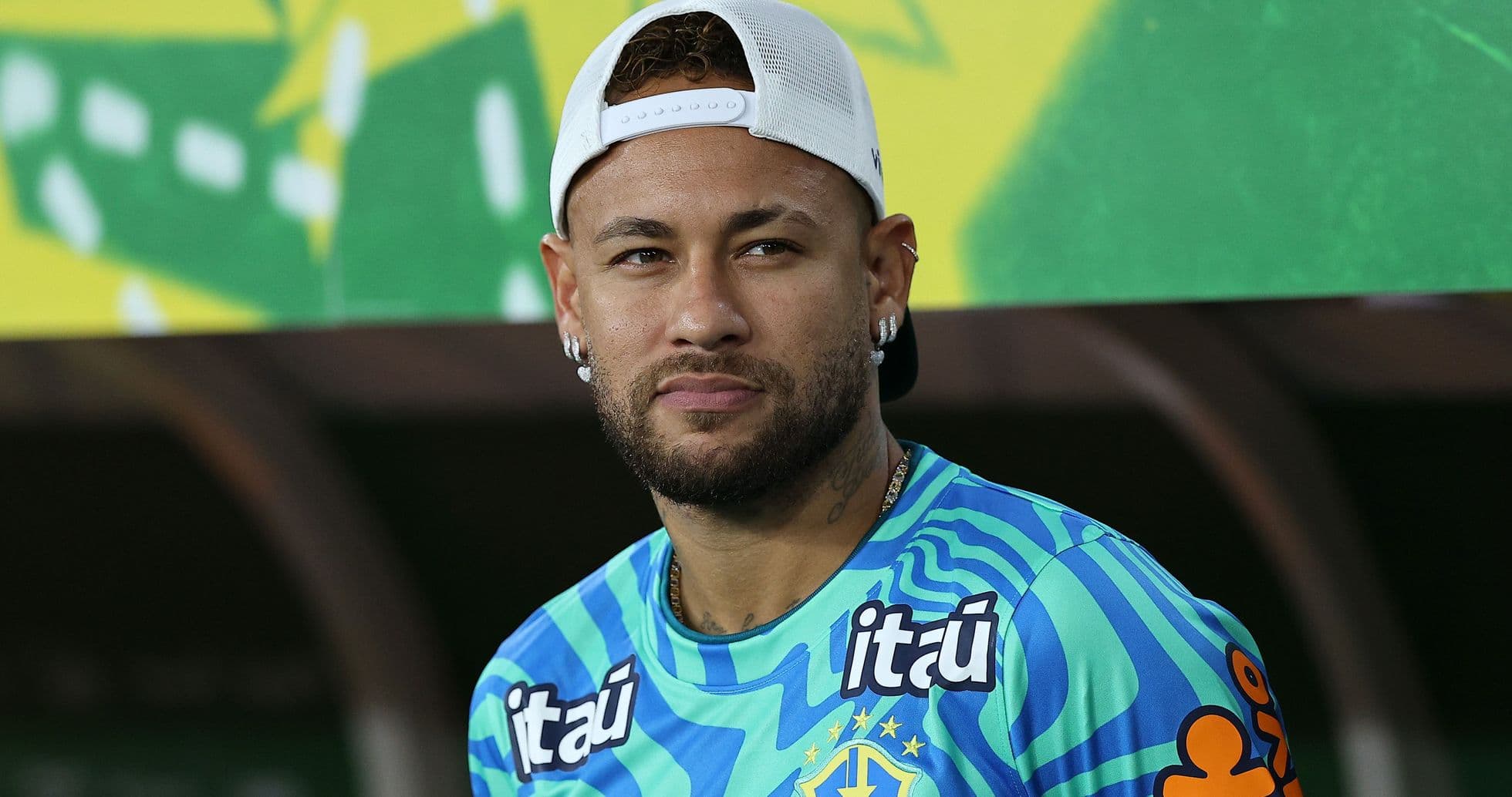 Joueur de football en maillot bleu avec logo
