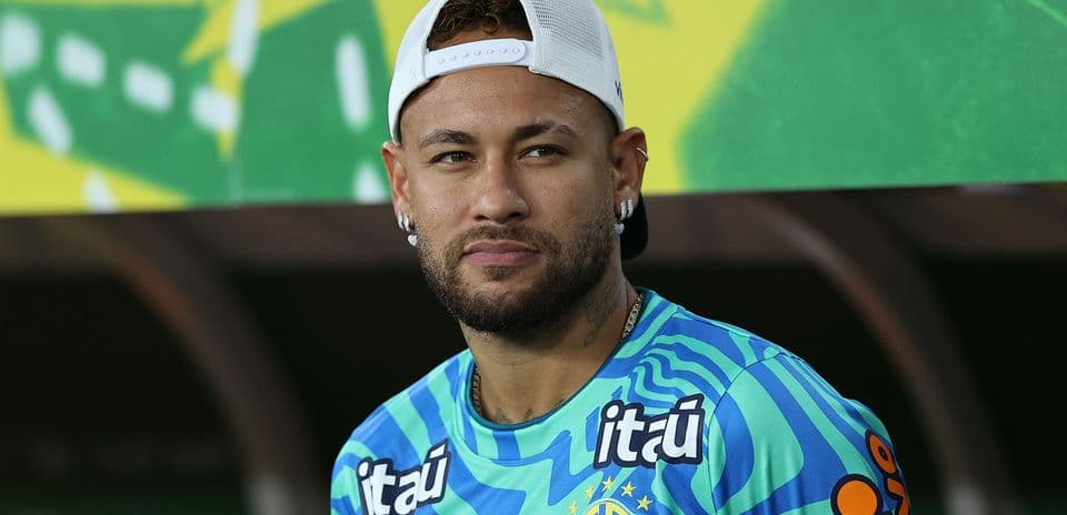 Joueur de football en maillot bleu avec logo