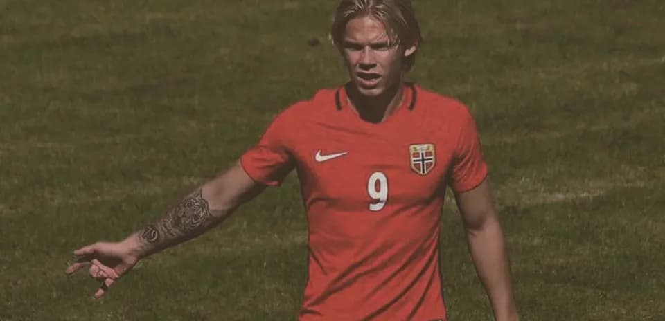 Joueur norvégien en maillot rouge sur le terrain
