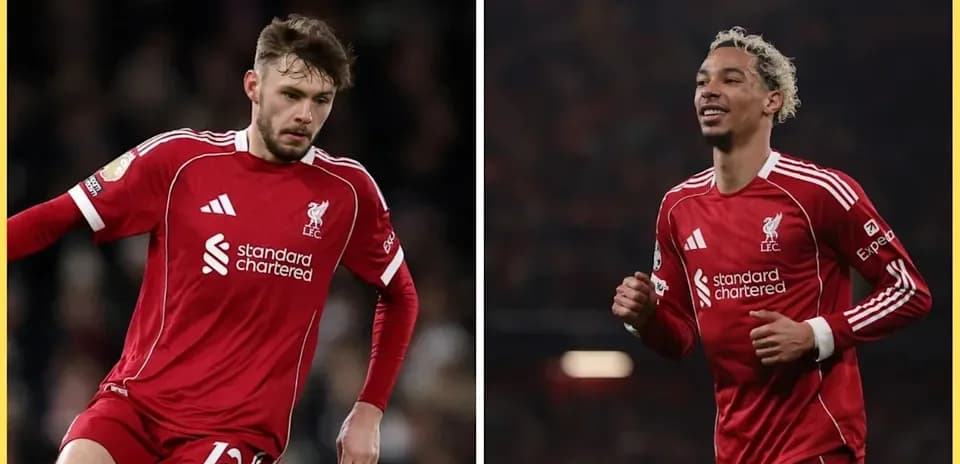 Deux joueurs de Liverpool en action sur le terrain