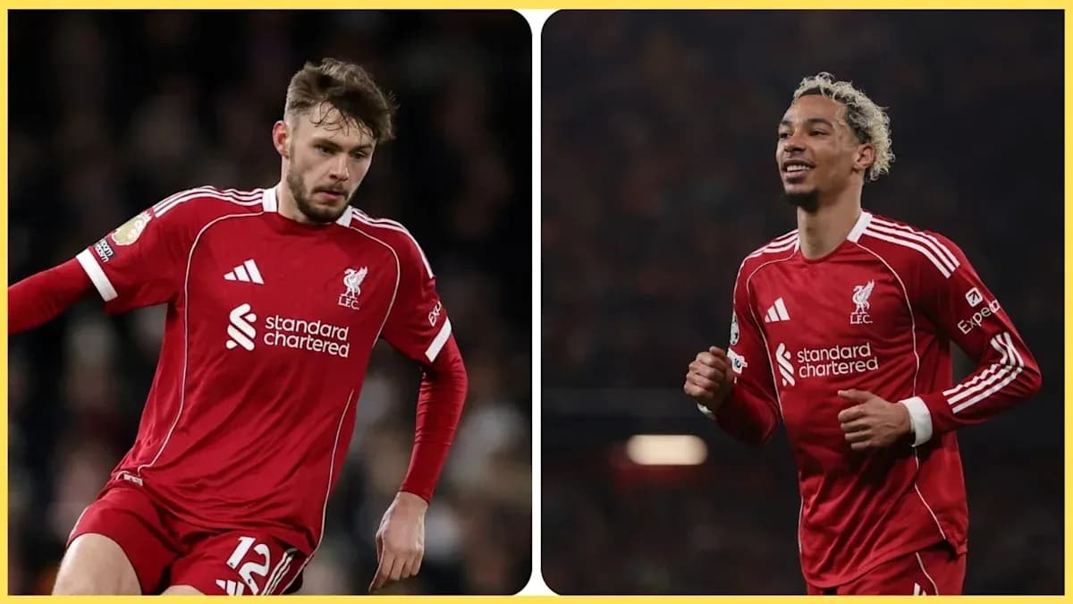 Deux joueurs de Liverpool en action sur le terrain
