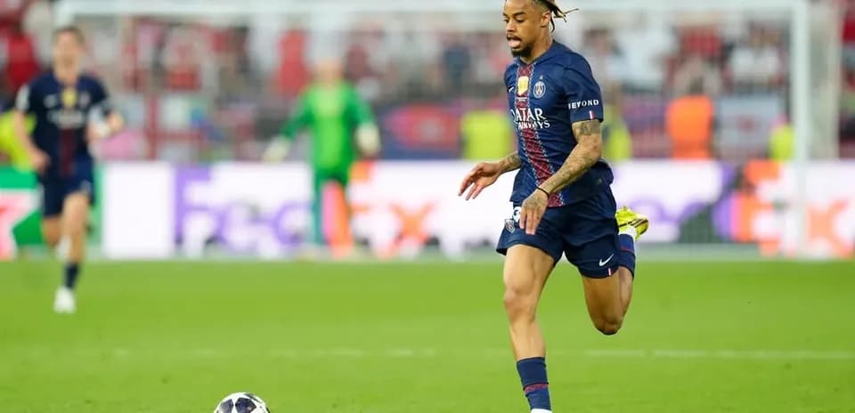 Joueur du PSG courant avec le ballon sur le terrain