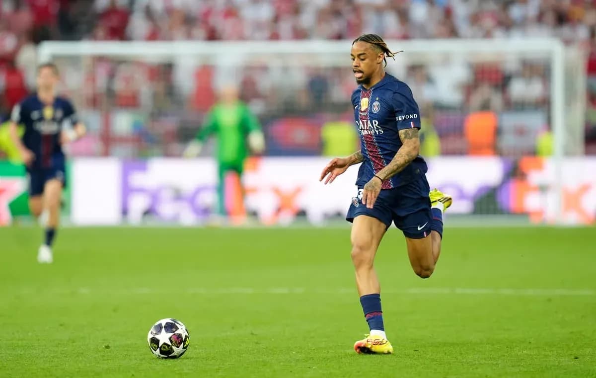Joueur du PSG courant avec le ballon sur le terrain