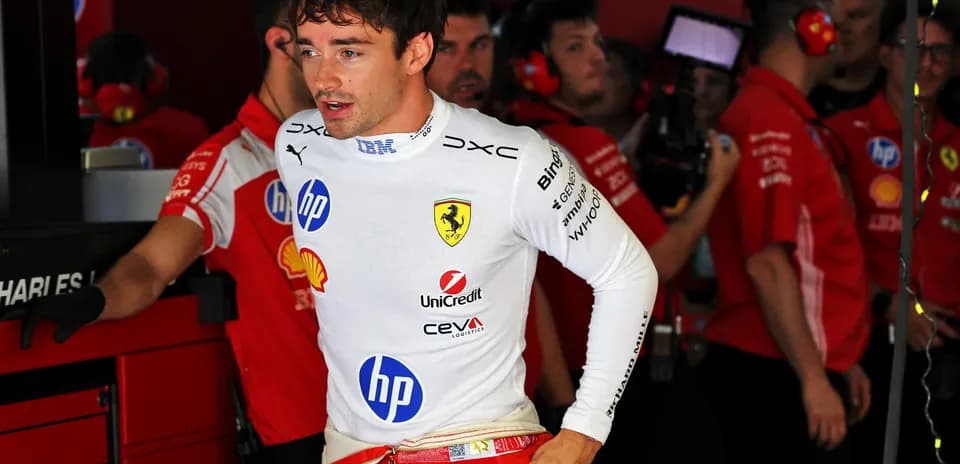 Pilote de Ferrari dans le garage avant la course