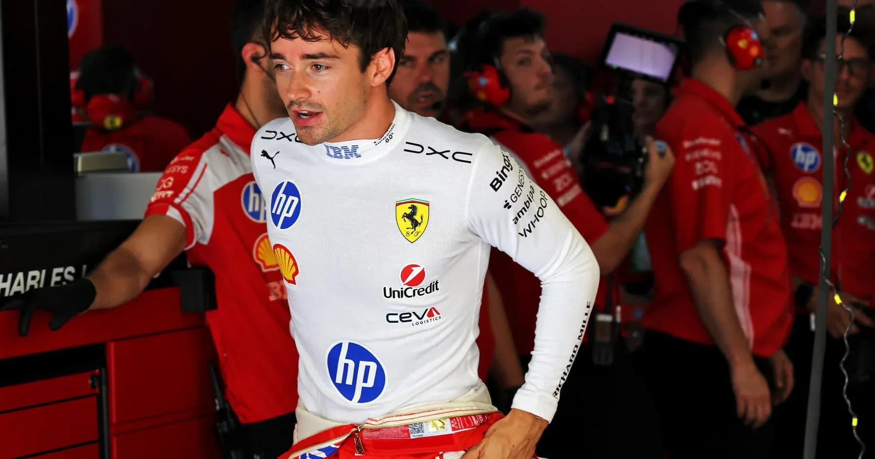 Pilote de Ferrari dans le garage avant la course
