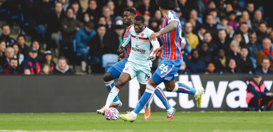 Trois joueurs en action lors du match
