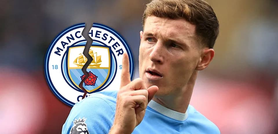 Joueur de Manchester City gesticulant avec le logo du club
