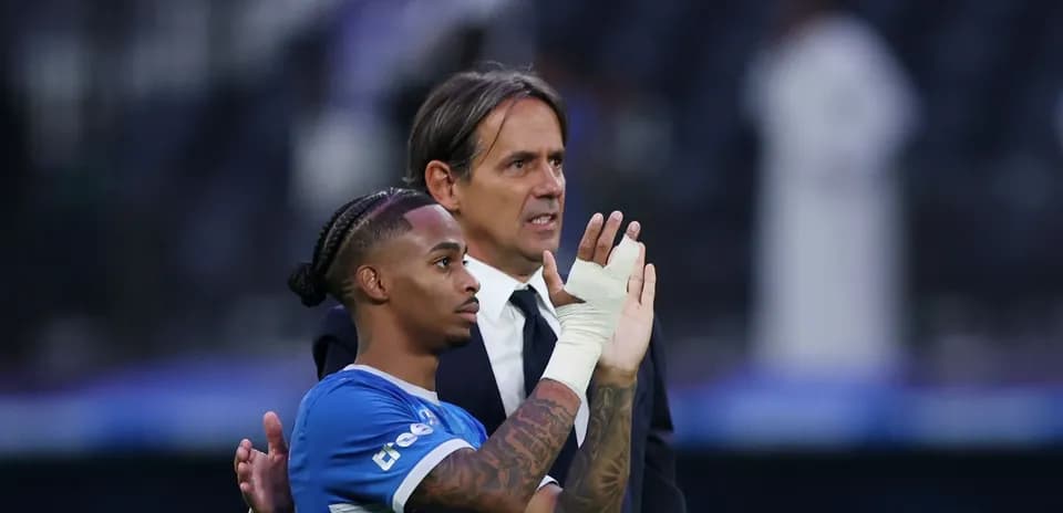 Joueur saluant avec entraîneur après le match