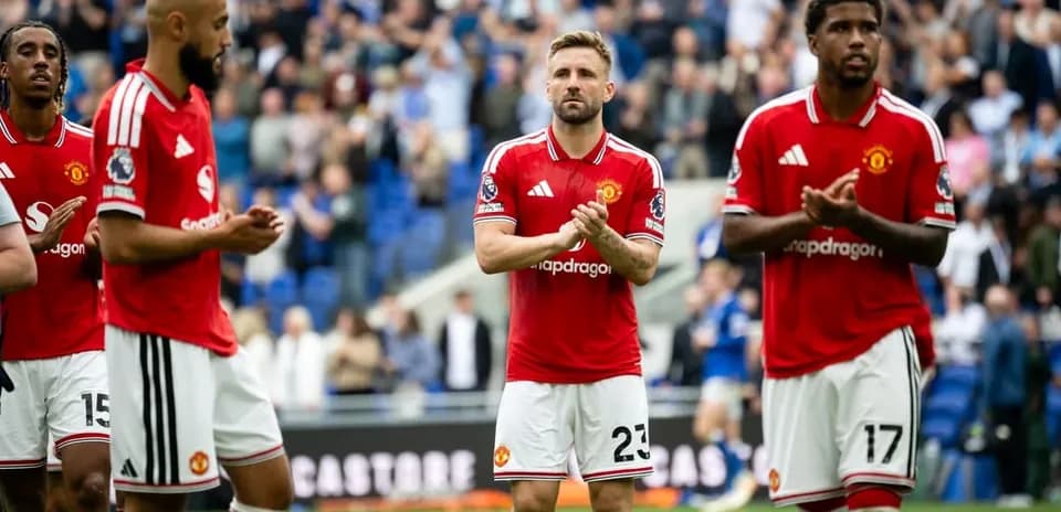 Joueurs de Manchester United applaudissant les supporters