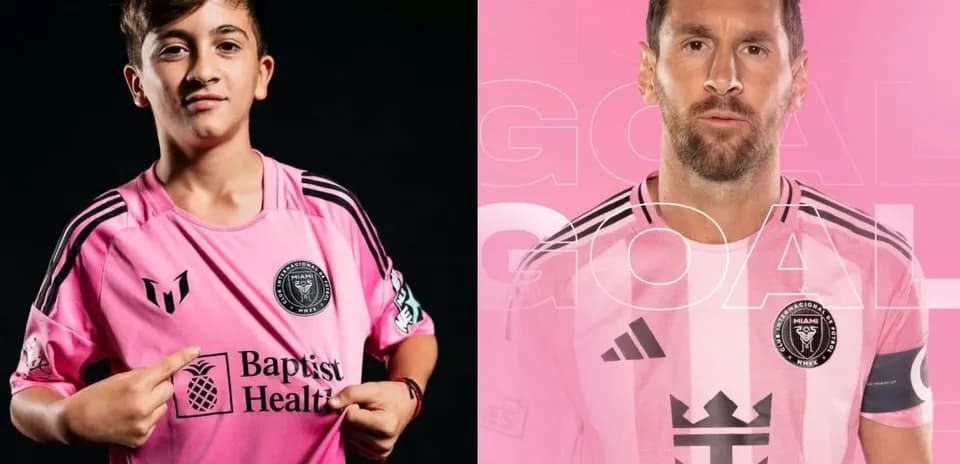 Jeune joueur et Messi en maillots de l'Inter Miami