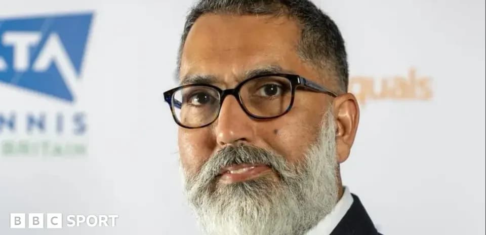 Homme avec barbe et lunettes lors d'un événement