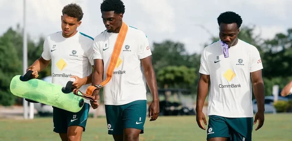 Trois joueurs australiens portant des équipements d'entraînement