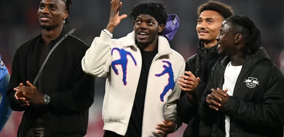 Quatre joueurs applaudissant lors d'un événement sportif