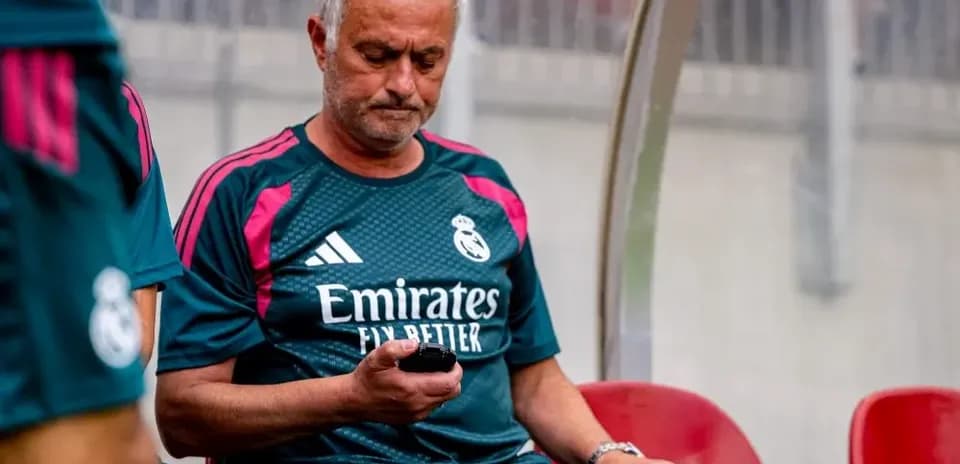 Entraîneur de Madrid utilisant un téléphone sur le banc