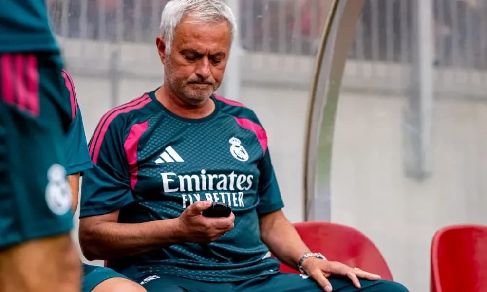 Entraîneur de Madrid utilisant un téléphone sur le banc