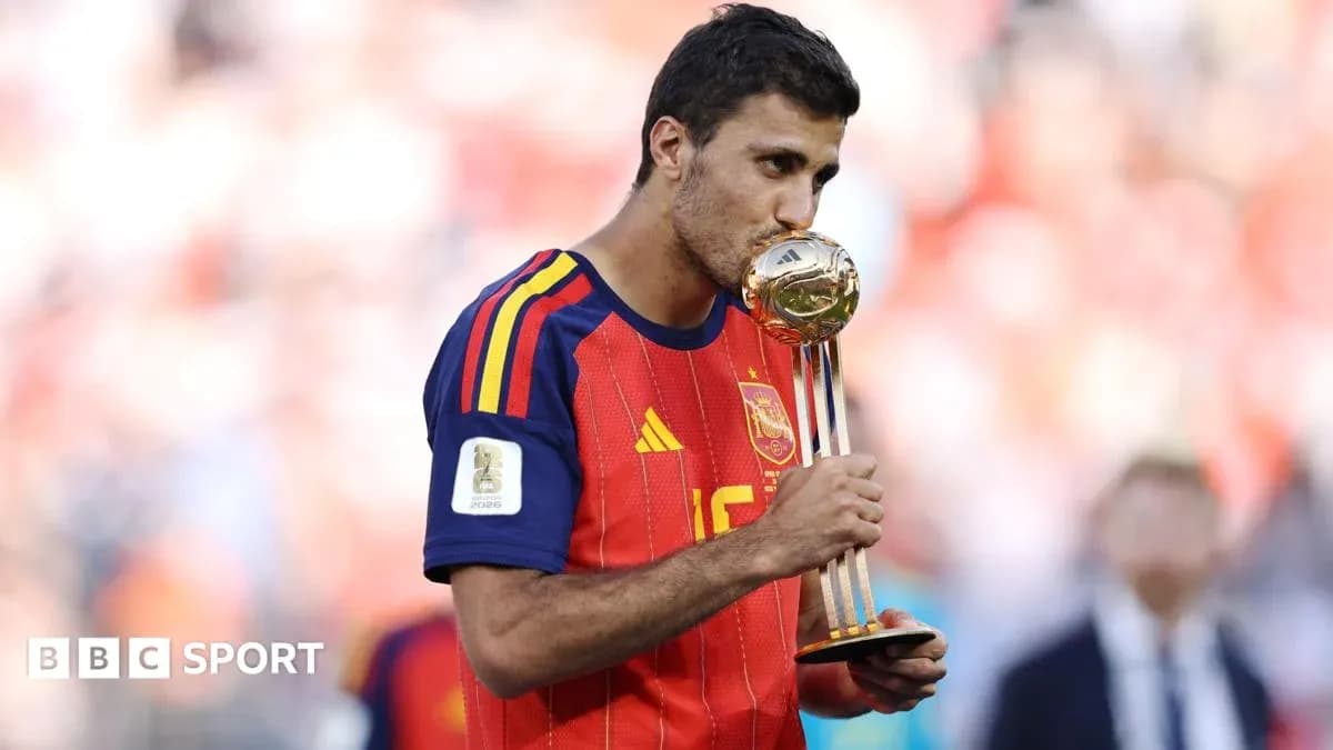 Joueur espagnol embrassant le trophée de la Coupe du Monde