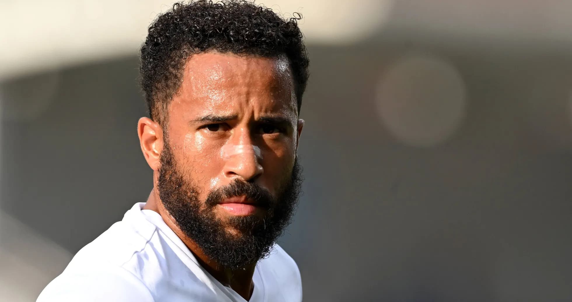 Joueur de football avec un bandage sur le nez