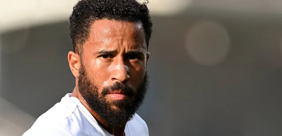 Joueur de football avec un bandage sur le nez