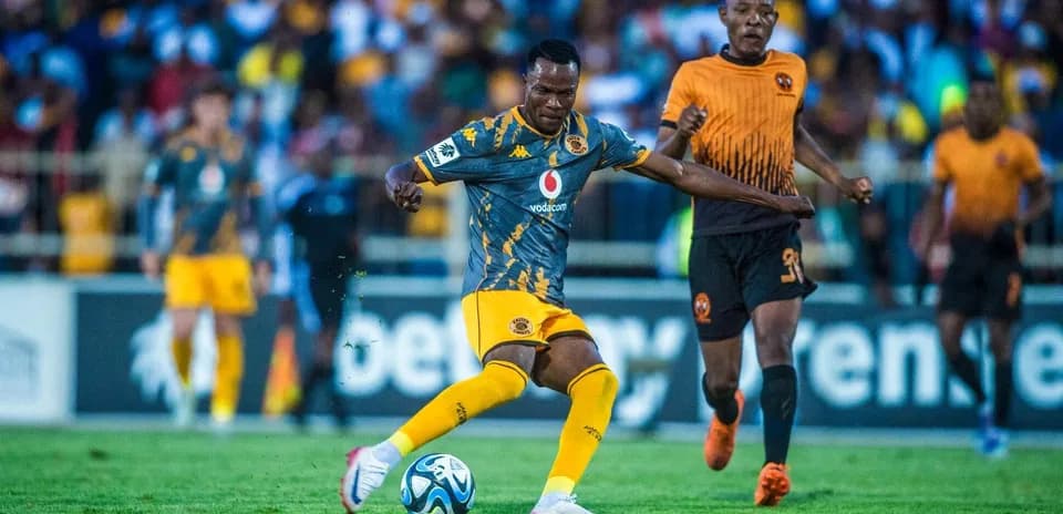 Joueur dribblant le ballon pendant un match de football
