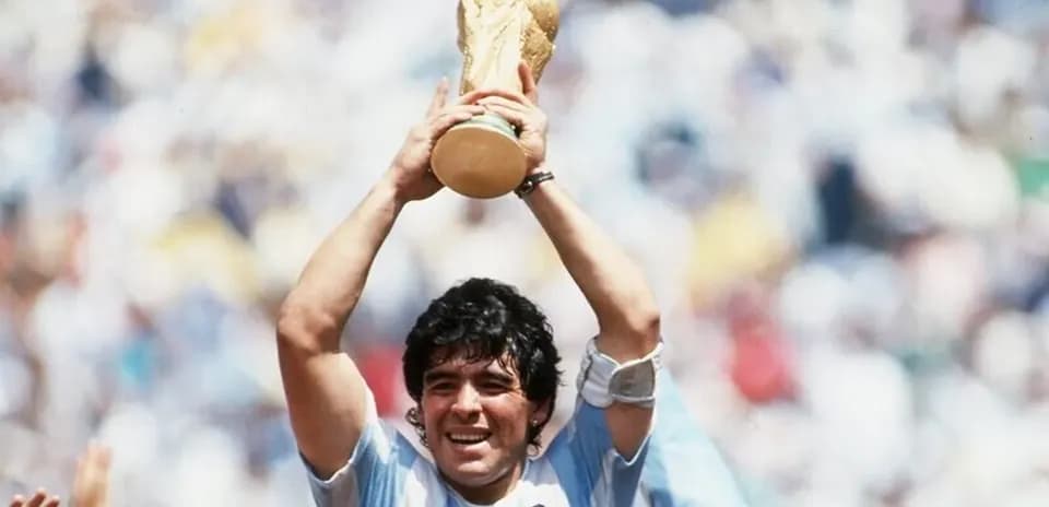 Joueur levant la Coupe du Monde après la victoire