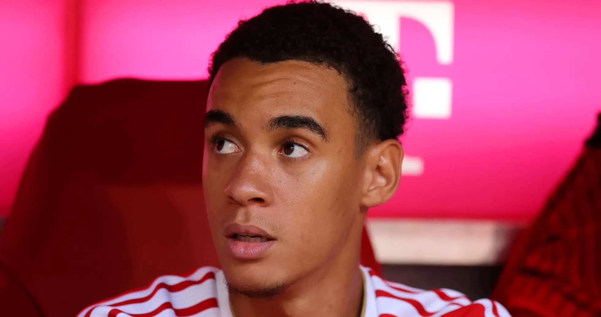 Joueur assis sur le banc, regardant attentivement