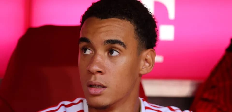 Joueur assis sur le banc, regardant attentivement