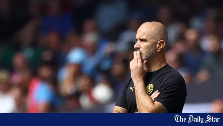 Entraîneur observant le match avec une expression pensive