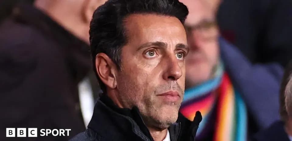 Homme regardant un match dans les tribunes