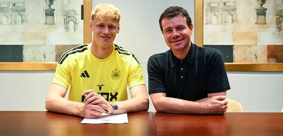 Joueur de Newcastle signant un contrat avec un dirigeant