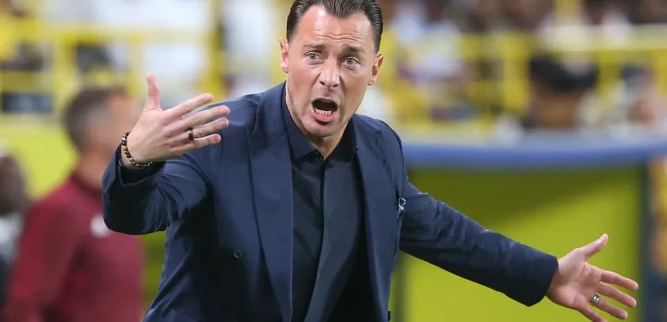 Entraîneur gesticulant sur la touche pendant le match