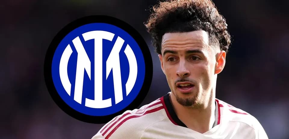 Joueur avec le logo d'Inter en arrière-plan