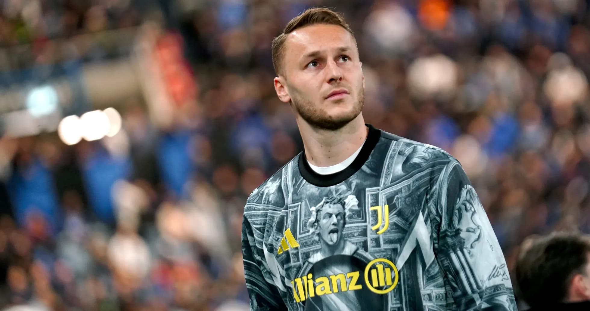 Gardien de but portant un maillot Juventus avant le match