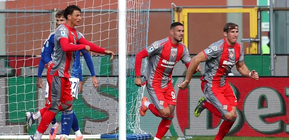 Joueurs de Cremonese célébrant un but
