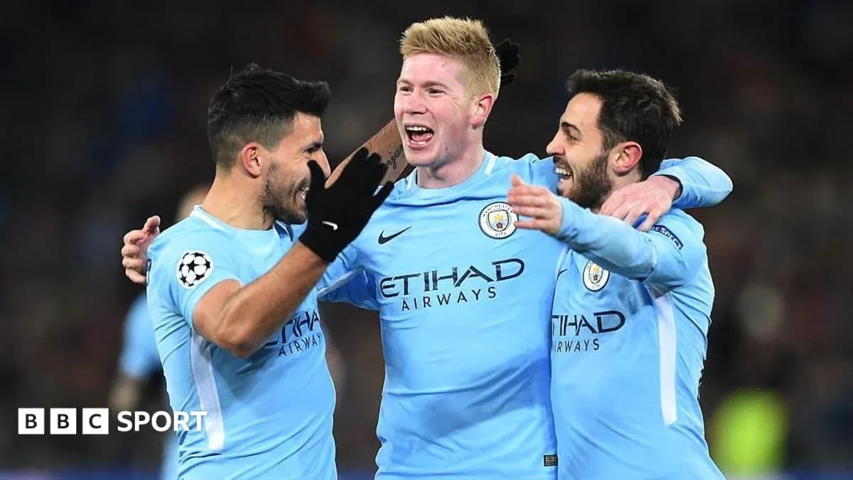 Joueurs de Manchester City célébrant un but ensemble