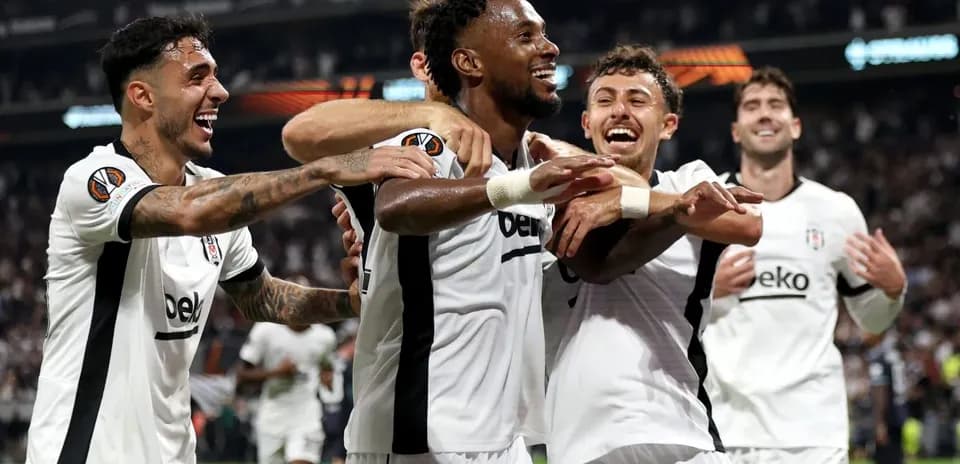 Joueurs de Beşiktaş célébrant un but