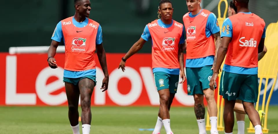 Joueurs brésiliens s'entraînant avant le match