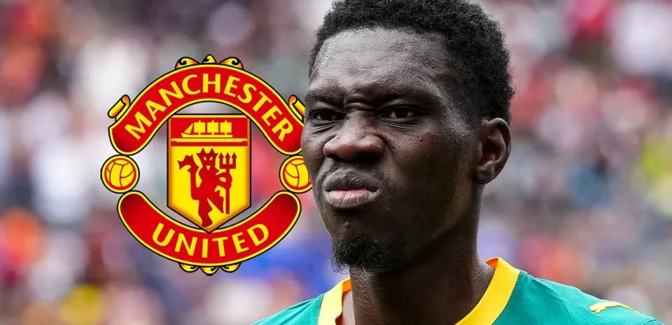 Joueur avec maillot vert devant le logo de Manchester United